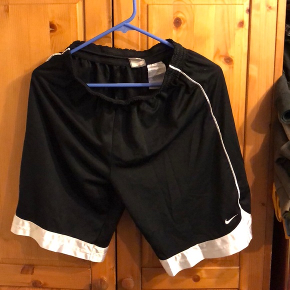 Nike black white shorts size XL has drawstrings - Picture 1 of 2